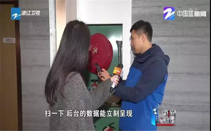 4▲工作人員在向記著展示智慧消防系統_副本.jpg